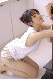 老板和美女边摸腿边亲